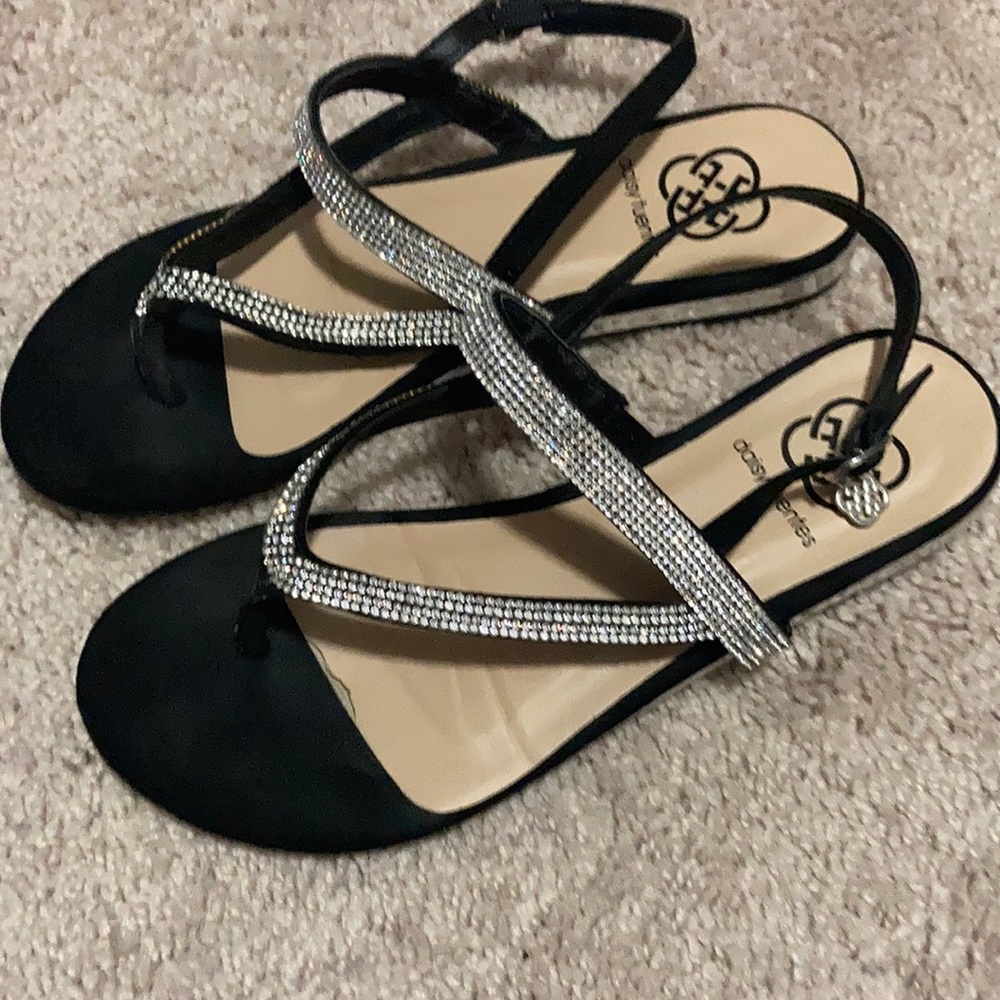 Daisy Fuentes black and silver sandlals size 6
